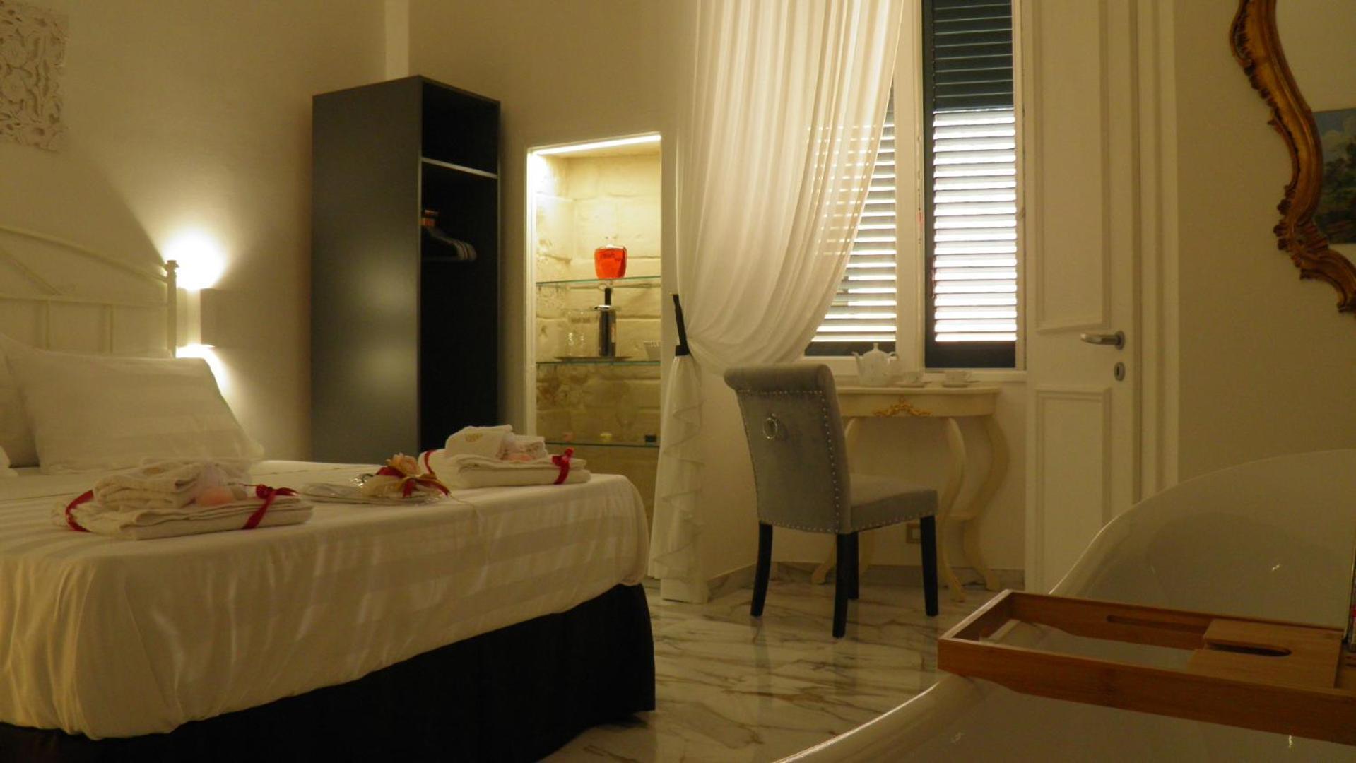La Dimora Di Re Idomeneo Bed & Breakfast เลชเช ภายนอก รูปภาพ